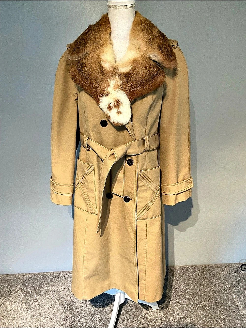 Fleet Street Faux Fur Collar Trench Coat in tan Like New